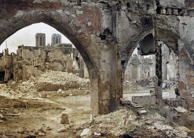 Les tours de la cathédrale Notre-Dame de Reims vues à travers les fenêtres endommagées d